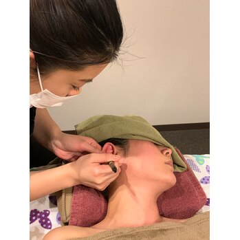 耳ツボとヘッドマッサージの相乗効果